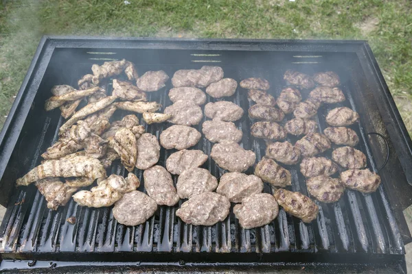 Cooking barbecued chicken and meat dumplings — Stock Photo, Image