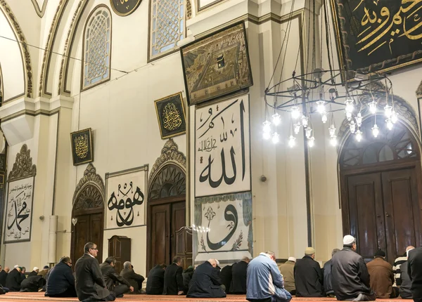 Muslims who pray at the Grand Mosque in Bursa — Stock Photo, Image