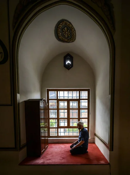 ブルサ トルコ 7月4日 トルコのブルサで2020年7月4日に窓の前で壮大なモスク イスラム教徒の祈り 1396年から1400年の間に建てられた宗教的な建物は オスマン帝国の最初の建築物の一つです — ストック写真