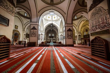 BURSA, TURKEY - Ulu Cami 'nin 4 Temmuz 2020' de Bursa, Türkiye 'deki iç manzarası. Büyük Cami Bursa 'daki en büyük ve ünlü camidir..