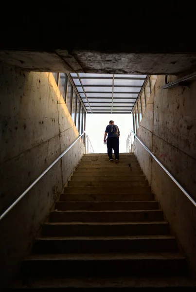Hombre Caminando Desde Escalera Hacia Luz Ambiente Oscuro — Foto de Stock