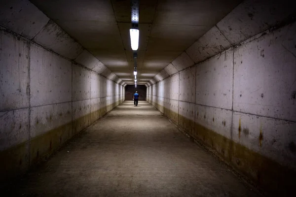 Homem Andar Numa Passagem Subterrânea Ambiente Escuro — Fotografia de Stock