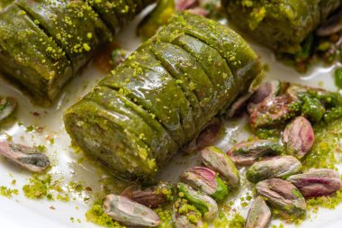 Türk Baklava 'sı. Fıstıklı baklava. Cevizli baklava. Daha fazla baklava. Türk tatlısı. Şerbet tatlısı.