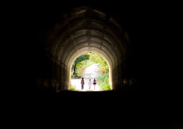 De tre unga personer i slutet av tunneln — Stockfoto