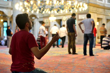 Eyüp sultan cami ritüel ibadet namaz, Hizm merkezli