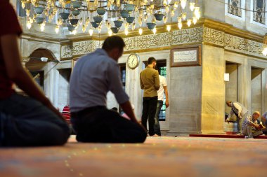 Eyüp sultan cami ritüel ibadet namaz, Hizm merkezli