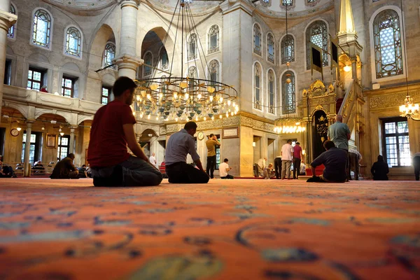 Eyup sultan mešita rituálu uctívání v modlitbě, Istanbulu — Stock fotografie