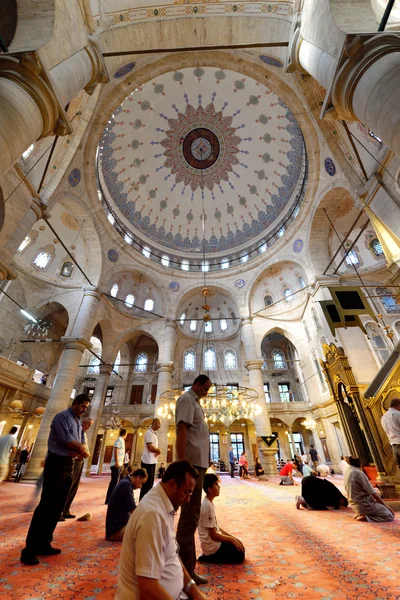Eyup sultan mešita rituálu uctívání v modlitbě, Istanbulu — Stock fotografie