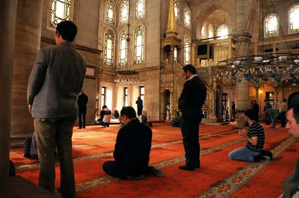 Eyup Sultan mosque ritual of worship centered in prayer, Istanbu — Stock Photo, Image