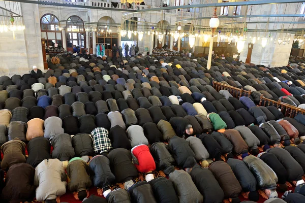 Moslims bidden in de moskee fatih — Stockfoto