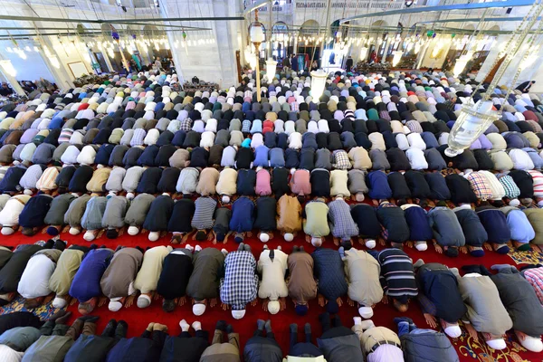 Muslims pray in the mosque Fatih — Stock Photo, Image