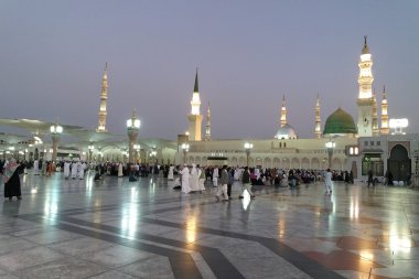 Nabawi Camii gece görünümü, Medine, Suudi Arabistan