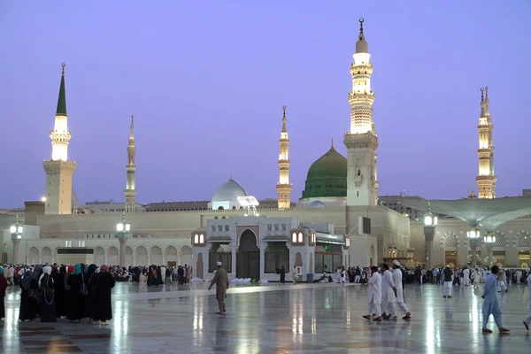 梅迪纳，沙特阿拉伯麦地那圣寺清真寺夜景 — 图库照片
