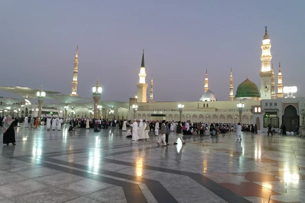 Wgląd nocy Nabawi Meczet, Medina, Arabia Saudyjska — Zdjęcie stockowe