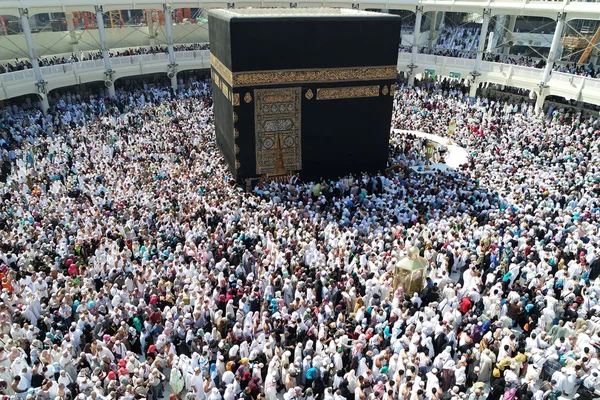 Hogy a muzulmánok körüljárják, ezen a környéken: kaaba — Stock Fotó