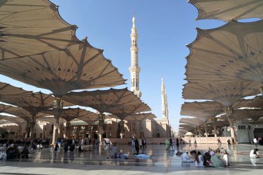 Avlu ve arka görünür minarelerinin içinde oturan insanlar