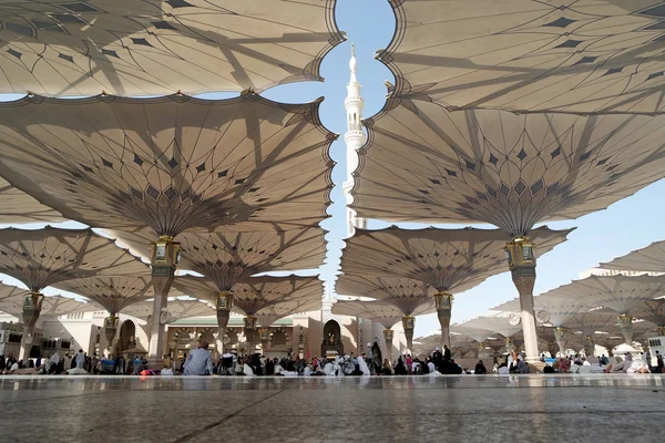 People sitting in the courtyard and rear visible minarets of the — Stock Photo, Image