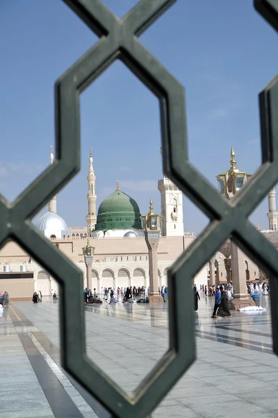 Ijzeren traliewerk achter de Nabawi moskee, Medina, Saudi-Arabië — Stockfoto