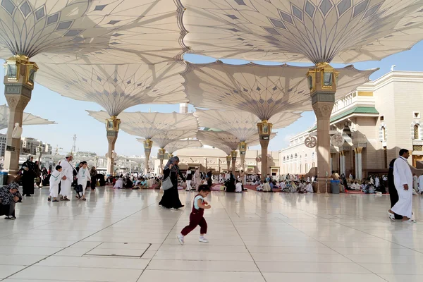 Mensen in de binnenplaats van de moskee van de profeet in Medina S — Stockfoto