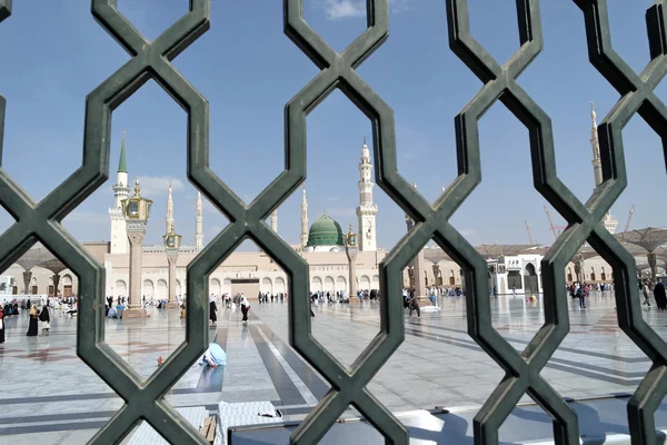 預言者のモスク モスク、メディナ、サウジアラビアの背後にある鉄の手すり — ストック写真