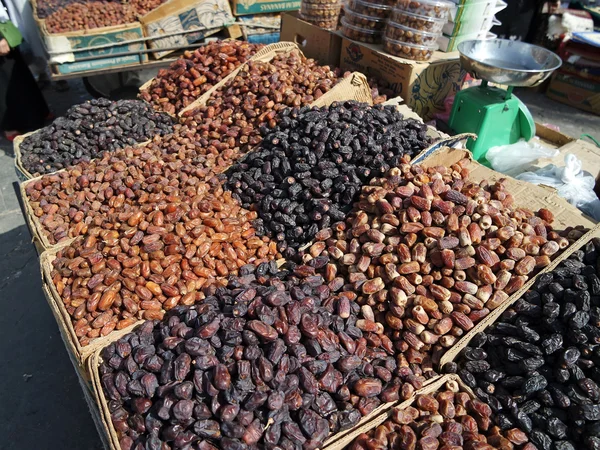 El mes de Ramadán los musulmanes comen la mayoría de la palma — Foto de Stock