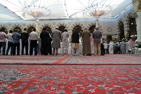 A congregação rezou muçulmanos Mesquita Nabawi, Medina, Ara Saudita — Fotografia de Stock
