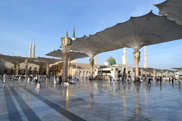 Persone nel cortile della moschea del Profeta a Medina S — Foto Stock