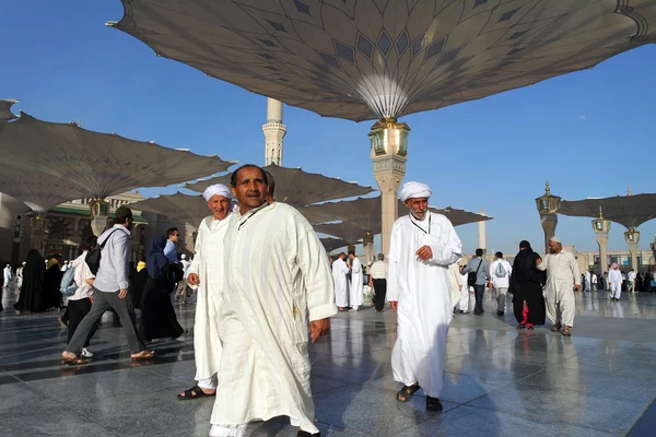 이슬람교도 Nabawi 모스크, 메디 나에서에서 전통적인 옷을 입고, 로열티 프리 스톡 사진