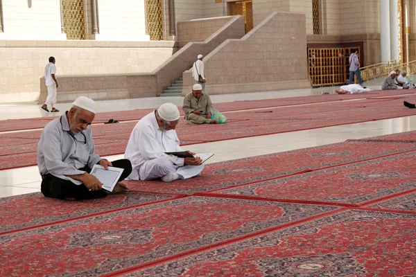 Двор мечети пророка "Коран" Читать мусульманам — стоковое фото