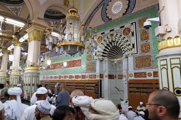 Mihrab de Masjid Nabawi e caligrafia árabe — Fotografia de Stock