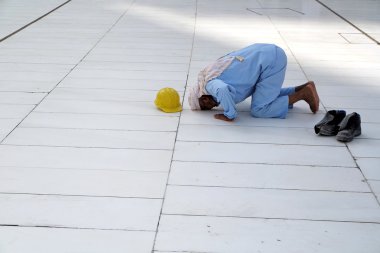 Müslüman dua yalnız
