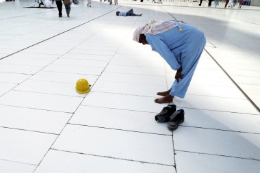 Müslüman dua yalnız