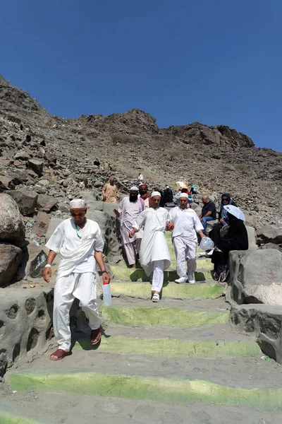 Cebel-i Nur i bergen, grottor återvänder från att besöka Musl — Stockfoto