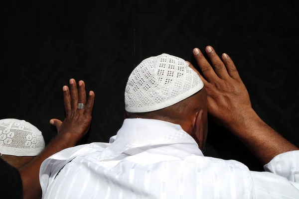 Niet-geïdentificeerde moslim pelgrims in de buurt van de Kaabah — Stockfoto