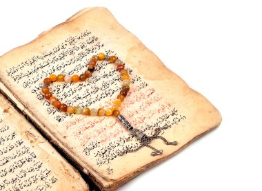 El yazması Kuran Kerim ve Müslüman tespih