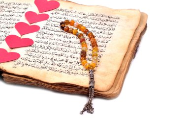 El yazması Kuran Kerim ve Müslüman tespih