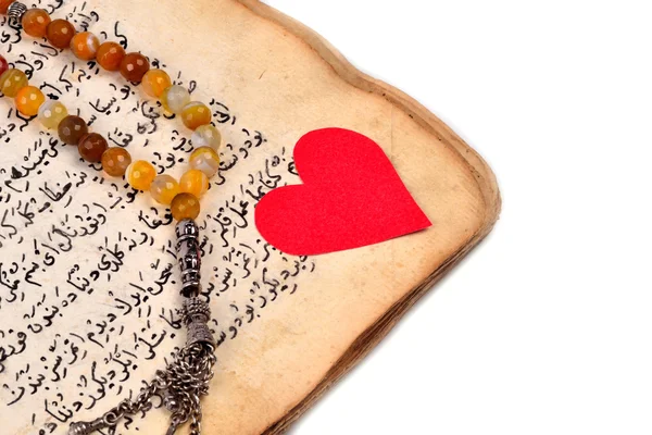 Manuscript Holy Quran and Muslim prayer beads — Stock Photo, Image