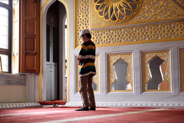 Niños rezando en la mezquita —  Fotos de Stock