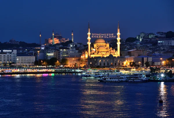 "Today, Ansar Be" lettering hanging on Eminönü New Mosque mahy — стокове фото