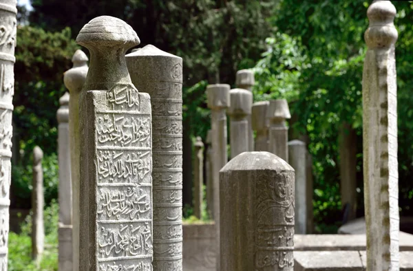 Islamischer alter Grabstein auf einem Friedhof — Stockfoto