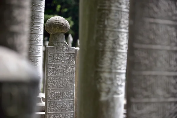 Islamischer alter Grabstein auf einem Friedhof — Stockfoto