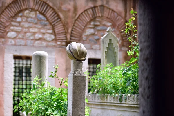 Islamischer alter Grabstein auf einem Friedhof und der Rosenkranz — Stockfoto