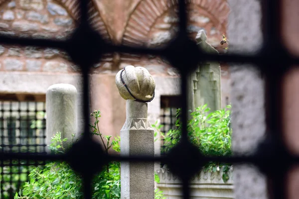 Dietro le sbarre islamica vecchia lapide in un cimitero — Foto Stock