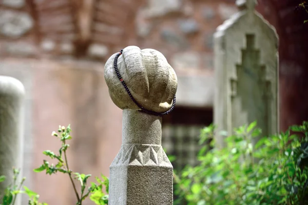 Antica lapide islamica in un cimitero e il rosario — Foto Stock