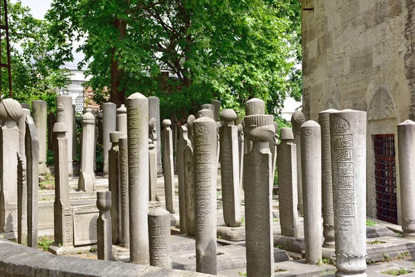 Antigua lápida islámica en un cementerio — Foto de Stock