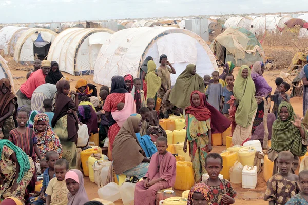 Voda při čekání Afričané — Stock fotografie