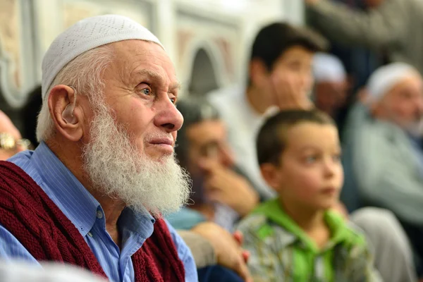 Fatih mosque ritual of worship centered in prayer, Istanbul, Tur — Stock Photo, Image