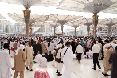 Müslümanlar Cuma namazı açık Nabawi Camii, Medine sonra