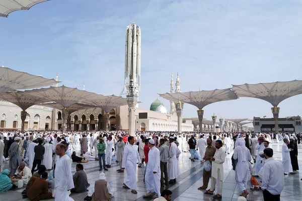 Muçulmanos depois de orações de sexta-feira frente da Mesquita Nabawi, Medina — Fotografia de Stock