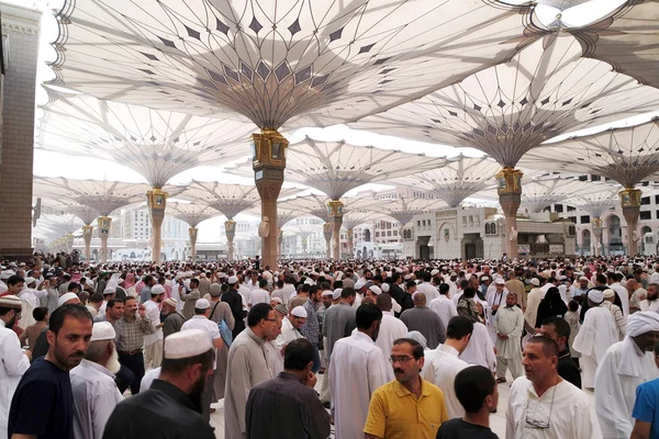 Musulmanes después de las oraciones del viernes frente a la mezquita de Nabawi, Medina — Foto de Stock